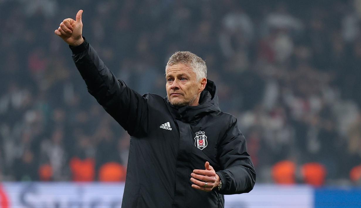 Ole Gunnar Solskjaer memulai cerita barunya bersama Besiktas dengan sempurna. Pada laga debutnya, mantan manajer Manchester United itu membawa Besiktas menang dengan skor 4-1 melawan Athletic Bilbao pada matchday ke-7 Liga Europa di Stadion Tupras pada Rabu (22/1/2025) malam WIB. (AP Photo)