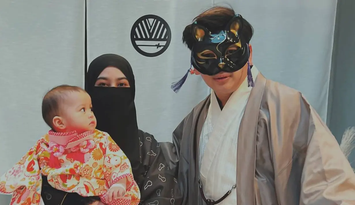 Jalan-jalan ke Jepang, keduanya pun menggunakan kesempatan tersebut untuk menjalani pemotretan bersama. Dalam pemotretannya tersebut, pasangan ini mengenakan kimono bersama dengan buah hatinya. (Liputan6.com/IG/@natta_reza)