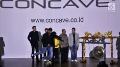 Bintang klub Liga Super China Shanghai SIPG, Givanildo V.De Sousa atau "Hulk" menendang bola saat peluncuran Concave di Jakarta, Jumat (18/1). Hulk menjadi duta merek merek Convace sejak Oktober 2018 lalu. (Liputan6.com/Herman Zakharia)