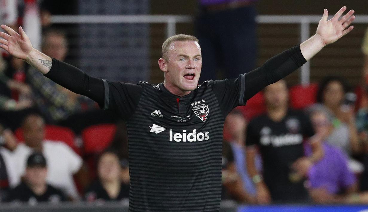 Wayne Rooney. Striker Inggris yang kini berusia 36 tahun dan telah pensiun pada Januari 2021 bersama Derby County ini pernah berlaga di MLS selama 2 tahun mulai 2018 hingga 2019 saat memperkuat DC United. Ketajaman legenda Manchester United ini tak berkurang dengan mencetak total 25 gol dan 14 assist dalam 52 laga bersama DC United. Ia berhasil menyabet beberapa penghargaan individu, di antaranya 1 kali MLS Best XI dan 1 kali MLS All-Star. (AFP/Getty Images/Patrick McDermott)