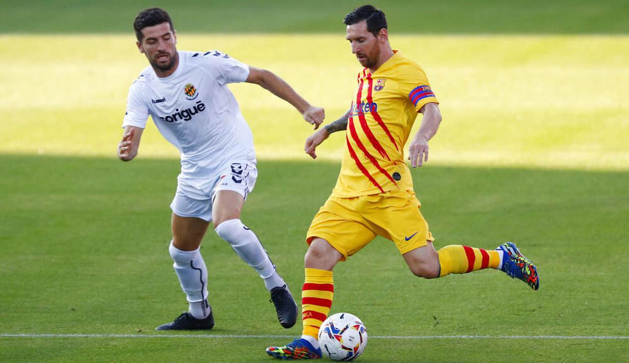 Kapten Barcelona, Lionel Messi, melepaskan tendangan saat pertandingan melawan Gimnastic pada laga uji coba di Johan Cruyff Stadium, Minggu (13/9/2020). Barcelona menang dengan skor 3-1. (AP/Joan Monfort)