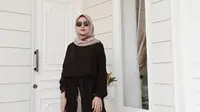 Rekomendasi tampilan dengan flare pants untuk anda yang ingin terlihat lebih jenjang. (dok. Instagram @fairuzsakinah/ https://www.instagram.com/p/CCTS0yYh2Xu/?igshid=1gyxcm1e9fxbc/ Dinda Rizky)