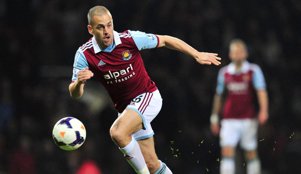 Joe Cole. Eks gelandang serang Inggris berusia 40 tahun yang kini menjabat pelatih teknik tim remaja Chelsea ini pernah dua kali memperkuat West Ham United. Di periode pertamanya ia bertahan 5 musim pada 1998/1999 hingga 2002/2003 dan total tampil dalam 150 laga di semua ajang dengan mencetak 13 gol. Sementara periode keduanya berlangsung selama dua musim pada 2012/2013 dan 2013/2014 usai didatangkan dari Liverpool. Ia total tampil dalam 37 laga di semua ajang pada periode keduanya dengan mencetak 5 gol. (AFP/Glyn Kirk)