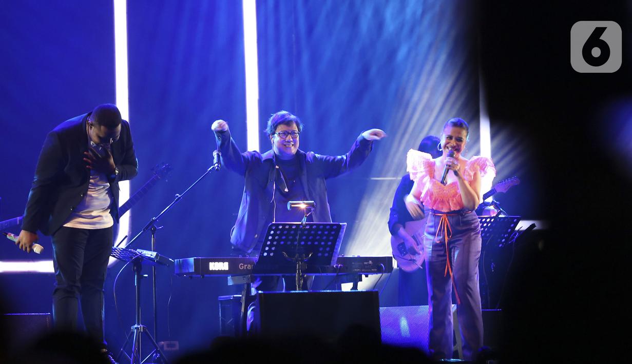 Komposer Erwin Gutawa (tengah) memberi isyarat terhadap penyanyi Ruth Sahanaya (kanan) dan Andmesh Kamaleng (kiri) saat berkolaborasi bersama pada hari pertama BNI Java Jazz Festival 2022 di JIExpo Kemayoran, Jakarta, Jumat (27/5/2022). Java Jazz Festival 2022 digelar pada 27-29 Mei setelah vakum selama dua tahun akibat pandemi COVID-19. (Liputan6.com/Johan Tallo)