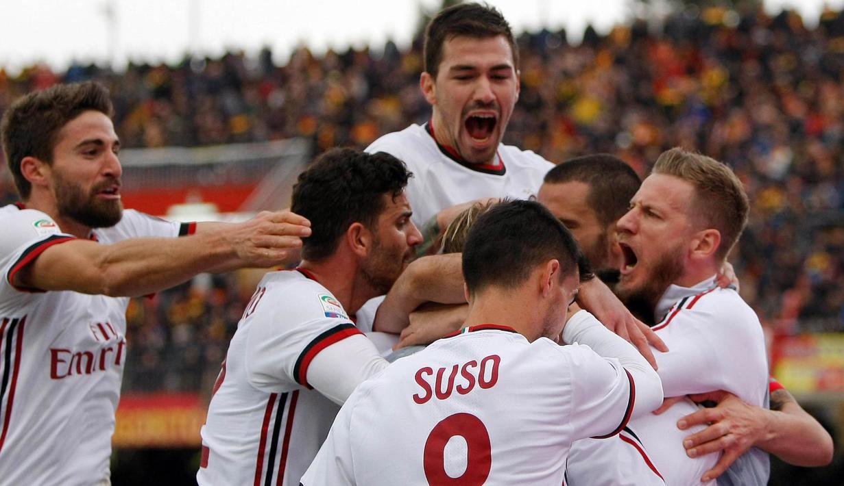Para pemain AC Milan merayakan gol yang dicetak Nikola Kalinic ke gawang Benevento pada laga Serie A Italia di Stadion Ciro Vigorito, Benevento, Minggu (3/12/2017). Kedua klub bermain imbang 2-2. (AP/Mario Taddeo)