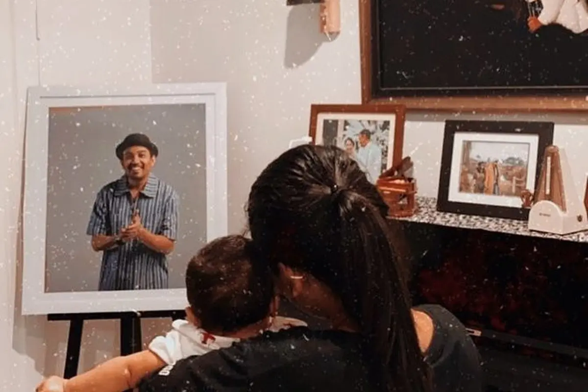Mutia Ayu dan Gewa menyapa foto Glenn Fredly (https://www.instagram.com/p/CBCPJaXH5_l/)
