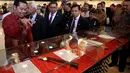 Ketua DPR Setya Novanto saat melihat Pameran Keris Nasional di Kompleks Parlemen, Senayan, Jakarta, Rabu (15/3). Pameran tersebut merupakan wujud nyata komitmen DPR RI dalam mengapresiasi dan memajukan seni dan budaya bangsa. (Liputan6.com/Johan Tallo)