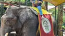 Selain bermain bersama jerapah, bersama buah buah hatinya ia mencoba serunya naik gajah di Taman Safari. Liburan ke Kebun Binatang memang kurang rasanya bila belum merasakan serunya menaiki hewan besar satu ini.(Liputan6.com/IG/@nathalieholscher)