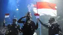 Chua ‘Kotak’ (tengah) saat memberikan penghormatan usai pengibaran bendera di dalam akuarium Seaworld, Ancol, Jakarta, Senin (17/8/2015). Acara tersebut untuk memeriahkan hari kemerdekaan RI ke-70.(Liputan6.com/Herman Zakharia)