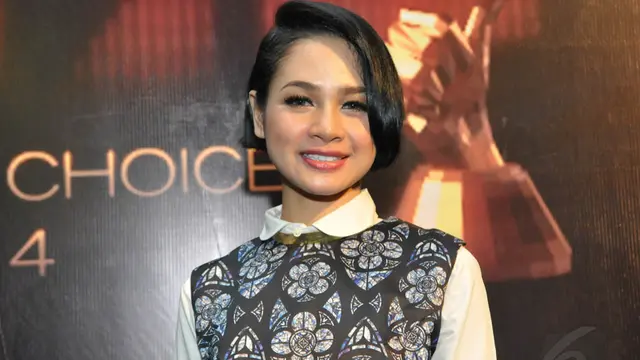 Tips Menggunakan Heels ala Andien 