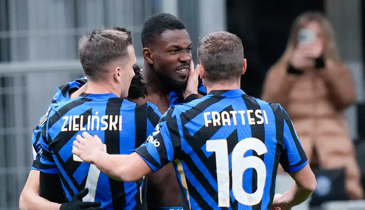 Kemenangan ini mendorong Inter naik ke peringkat tiga klasemen sementara Liga Italia 2024/2025 dengan 37 poin. (AP Photo/Luca Bruno)