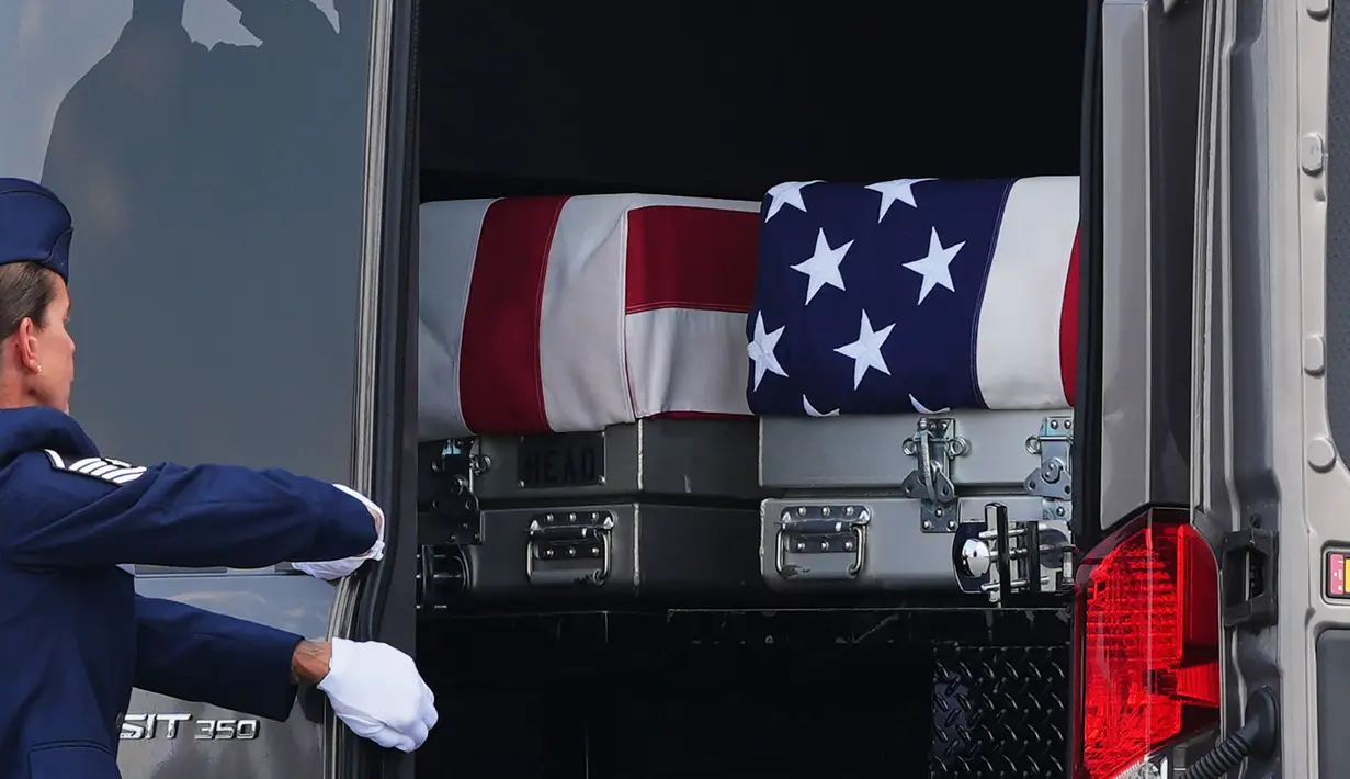 Peti jenazah berisi sisa-sisa tubuh anggota militer AS yang baru-baru ini tewas di Timur Tengah dimuat ke dalam kendaraan pengangkut di Pangkalan Angkatan Udara Dover, Delaware,  Amerika Serikat,  Rabu, 22 Juli 2026.  (AP Photo/Julia Demaree Nikhinson)
