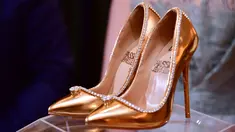 Sepasang sepatu high heels 'The Passion Diamond' dipamerkan di Burj Al Arab, Dubai, Uni Emirat Arab, Rabu (26/9). Sepatu tersebut dibanderol dengan harga 17 juta dolar Amerika, atau setara Rp 253,7 miliar. (AFP PHOTO / GIUSEPPE CACACE)
