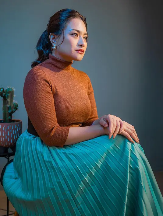 Gaya elegan Nathalie Holscher dengan rambut yang dikuncir kuda. Sedikit bagian rambutnya disisakan di depan sebagai poni, sisanya ditarik ke belakang dengan gaya high pony-tail. [Foto: Instagram/nathalieholscher]