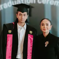 Di kesempatan itu, Yuni Shara mengenakan kebaya janggan warna hitam yang lengkapi bros emas dan dipadukan kain batik. [@yunishara36]