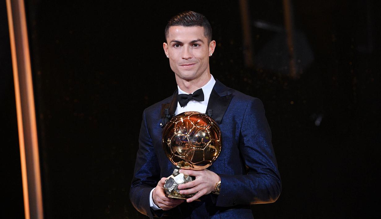 Bintang Real Madrid asal Portugal, Cristiano Ronaldo, dinobatkan sebagai peraih Ballon d'Or 2017 di Menara Eiffel, Paris, Jumat (8/12/2017). Gelar Ballon d'Or kelima bagi CR7 ini sekaligus menyamai raihan Ballon d'Or milik Messi. (AFP/Franck Faugere)
