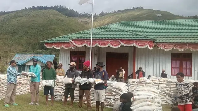 Sambut HUT ke-80 RI, BULOG Gaspol Salurkan Bantuan Pangan dan Gelar GPM di Papua