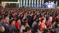 Suporter Garuda memadati tempat nonton bareng pertandingan Timnas Indonesia vs China di Kompleks Stadion Utama Gelora Bung Karno (SUGBK), Senayan, Jakarta, Selasa (15/10/2024) malam WIB. (Bola.com/Abdul Aziz)