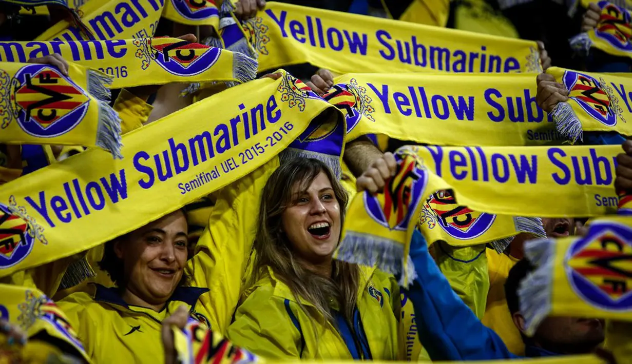 Suporter Villarreal merayakan kemenangan 1-0 atas Liverpool pada pertandingan leg pertama semifinal Liga Europa, di Stadion El Madrigal, Jumat (29/4/2016) dini hari WIB. (AFP/Biel Alino)