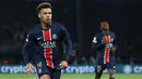 Keunggulan Aston Villa tidak bertahan lama. Empat menit berselang, Paris Saint-Germain mencetak gol penyeimbang berkat tembakan keras Desire Doue dari luar kotak penalti. Skor imbang 1-1 bertahan hingga akhir babak pertama. (FRANCK FIFE/AFP)