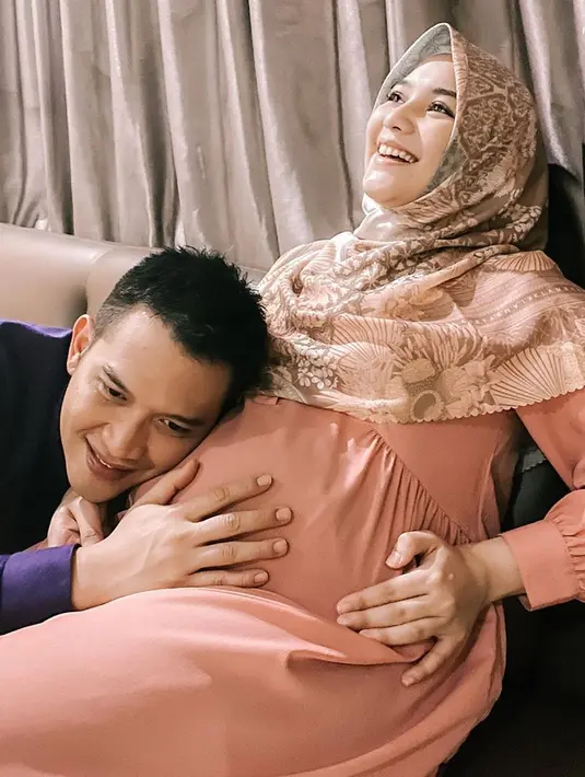 Istri Rezky Aditya ini juga sudah mulai berhenti syuting karena kondisinya yang cepat lelah. Minggu lalu pun menjadi hari terakhir Citra Kirana untuk syuting. Sang suami begitu setia mendampingi. (Instagram/citraciki)
