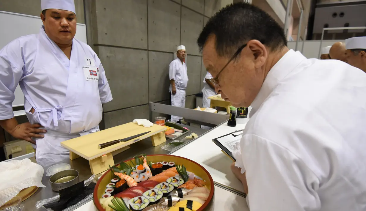 Seorang juri memeriksa sushi buatan peserta dari Norwegia pada World Sushi Cup Japan 2016 di Tokyo, Kamis (18/8). Kejuaraan tahunan ini digelar selama dua hari dan didukung oleh pemerintahan Jepang. (Toru Yamanaka / AFP)