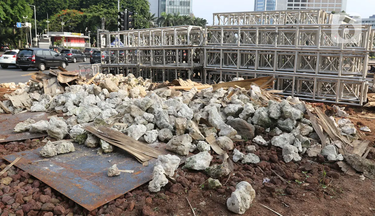 Hasil pembongkaran instalasi batu Gabion di kawasan Bundaran HI, Jakarta, Selasa (24/12/2019). Pemprov DKI Jakarta membongkar instalasi bebatuan Gabion tersebut untuk memperlancar perayaan tahun baru. (Lipuran6.com/Herman Zakharia)