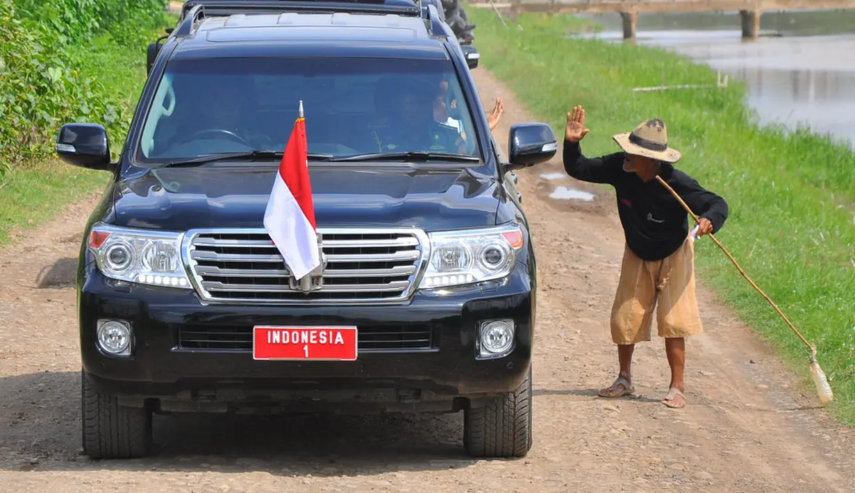 Presiden Joko Widodo menyapa seorang warga saat kunjungan ke Subang, Jabar, Jumat (26/12). (ANTARA FOTO/Agus Suparto)