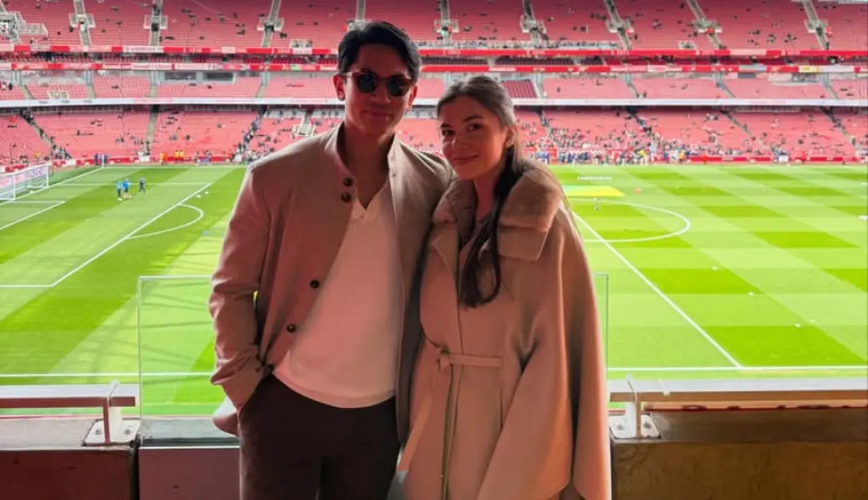 Saat berkunjung ke lapangan bola salah satu klub inggris, keduanya kompak mengenakan luaran coklat muda. Anisah Rosnah pun membawa tas Hermes putihnya. [@tmski]