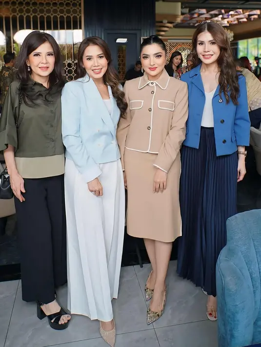 Dalam kesempatan tersebut, Ashanty tampil menawan dalam balutan one set blazer berwarna beige.