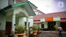Seorang pria berjalan dekat hotel yang berada di area SMK Negeri 27 Jakarta, Selasa (21/4/2020). Pemprov DKI Jakarta menyiapkan sejumlah sekolah sebagai tempat tinggal tenaga medis dan ruang isolasi pasien virus corona COVID-19. (Liputan6.com/Faizal Fanani)
