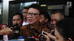 Menteri Dalam Negeri Tjahjo Kumolo memberikan keterangan seusai memenuhi panggilan penyidik KPK di Jakarta, Jumat (25/1). Tjahjo Kumolo menjalani pemeriksaan sebagai saksi dalam kasus dugaan suap izin Meikarta. (Liputan6.com/Herman Zakharia)