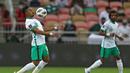 Pemain Arab Saudi Salem al-Dawsari mengontrol bola saat melawan Oman pada pertandingan sepak bola Kualifikasi Piala Dunia 2022 di Stadion King Abdullah Sport City, Jeddah, Arab Saudi, 27 Januari 2022. Arab Saudi menang 1-0. (AFP)