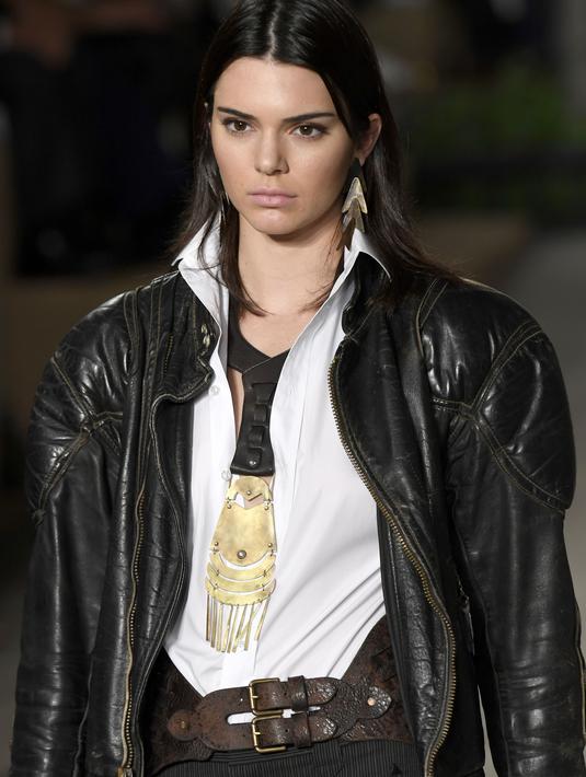 Selalu Tampil Beda, Kendall Jenner Bertato 'meow' Photo Fimela