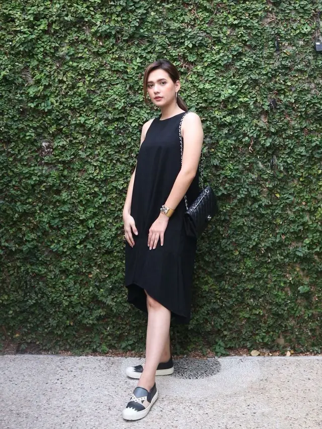 7 Gaya Mayang Yudittia saat Pakai Simple Dress, Tampil Menawan
