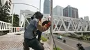Pekerja melakukan pengelasan tiang Jembatan Penyebrangan Orang (JPO) Dukuh Atas, Jakarta, Rabu (3/10). Rencananya Pemprov DKI Jakarta akan merelokasi JPO Dukuh Atas namun belum dapat dipastikan kapan dilaksanakan. (Liputan6.com/Herman Zakharia)