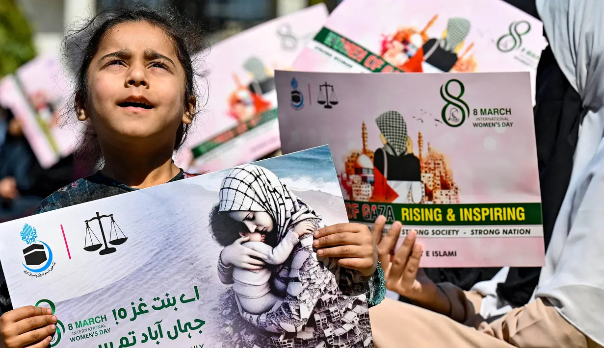 Para perempuan memegang plakat dalam sebuah aksi unjuk rasa untuk mendukung perempuan di Gaza, dalam rangka memperingati Hari Perempuan Internasional di Lahore pada 8 Maret 2025. (Arif ALI/AFP)