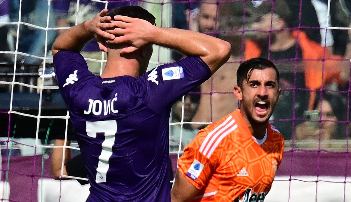 Sayangnya, Luka Jovic yang ditunjuk sebagai eksekutor gagal melakukan tugasnya. Bola tembakannya mengenai tangan Perin sebelum membentur tiang gawang. (AFP/Vincenzo Pinto)