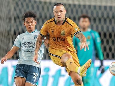 Pemain Timnas Belgia keturunan Indonesia, Radja Nainggolan sukses melakukan debutnya bersama Bhayangkara FC dengan kemenangan telak 3-0 atas Persita Tangerang pada laga lanjutan pekan ke-23 BRI Liga 1 2023/2024 di Stadion Patriot Candrabhaga, Bekasi, Minggu (17/12/2023) malam WIB. Baru diturunkan pada menit ke-56 saat Bhayangkara FC telah unggul satu gol menggantikan Muhammad Ragil, kehadiran Radja Nainggolan mampu membuat penampilan Bhayangkara FC makin ofensif. Hasilnya The Guardians mampu menambah dua gol lagi di babak kedua melalui brace Junior Brandao pada menit ke-84 dan masa injury time babak kedua. (Bola.com/Bagaskara Lazuardi)