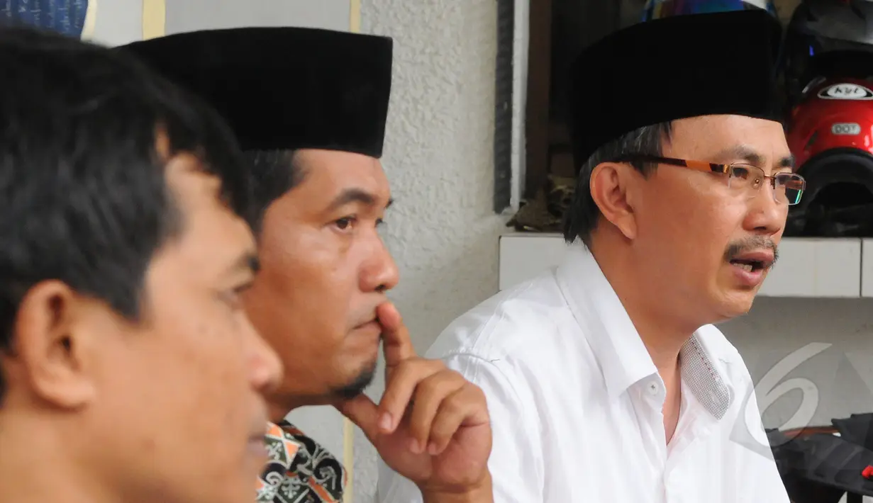 Jeirry Sumampow (kanan) saat diskusi menuntut Komisi Pemilihan Umum (KPU) ungkap sedot data pemilu 2014 dan menolak kenaikan dana kehormatan KPU, Jakarta, Senin (13/4/2015). (Liputan6.com/Herman Zakharia)