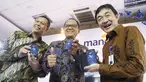 (kika) Direktur Retail Banking Bank Mandiri Tardi, Direktur Operations Ogi Prastomiyono,  dan SEVP Chief Technology Officer Joseph G Godong tengah menunjukkan tampilan layanan Mandiri Online di Jakarta, Selasa (21/3). (Liputan6.com/Angga Yuniar)