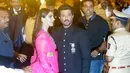 Aktor Bollywood, Anil Kapoor bersama putrinya, Sonam Kapoor menghadiri pernikahan Isha Ambani dan Anand Piramal di Mumbai, Rabu (12/12). Isha merupakan putri orang terkaya di India menurut Forbes, Mukesh Ambani. (AP/Rajanish Kakade)