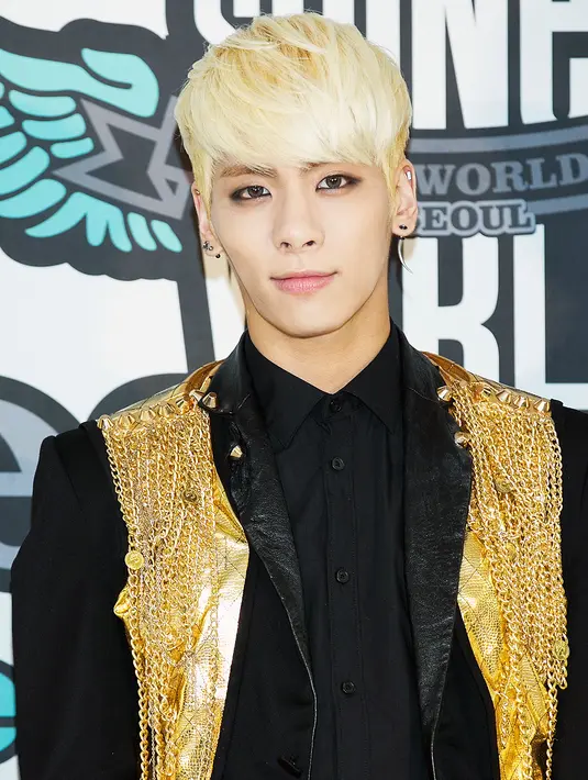 Para penggemarnya tak percaya jika idolanya pergi untuk selama-lamanya. Akun Instagram Jonghyun pun dibanjiri ucapan duka. (foto: usmagazine.com)
