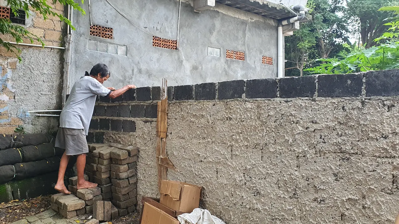 Akses Jalan Warga Tertutup Tembok di Depok