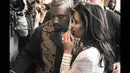 Setelah serangan itu, Kanye West berusaha melindungi istrinya, Kim Kardashian, Paris, (25/9/14). (Dailymail)