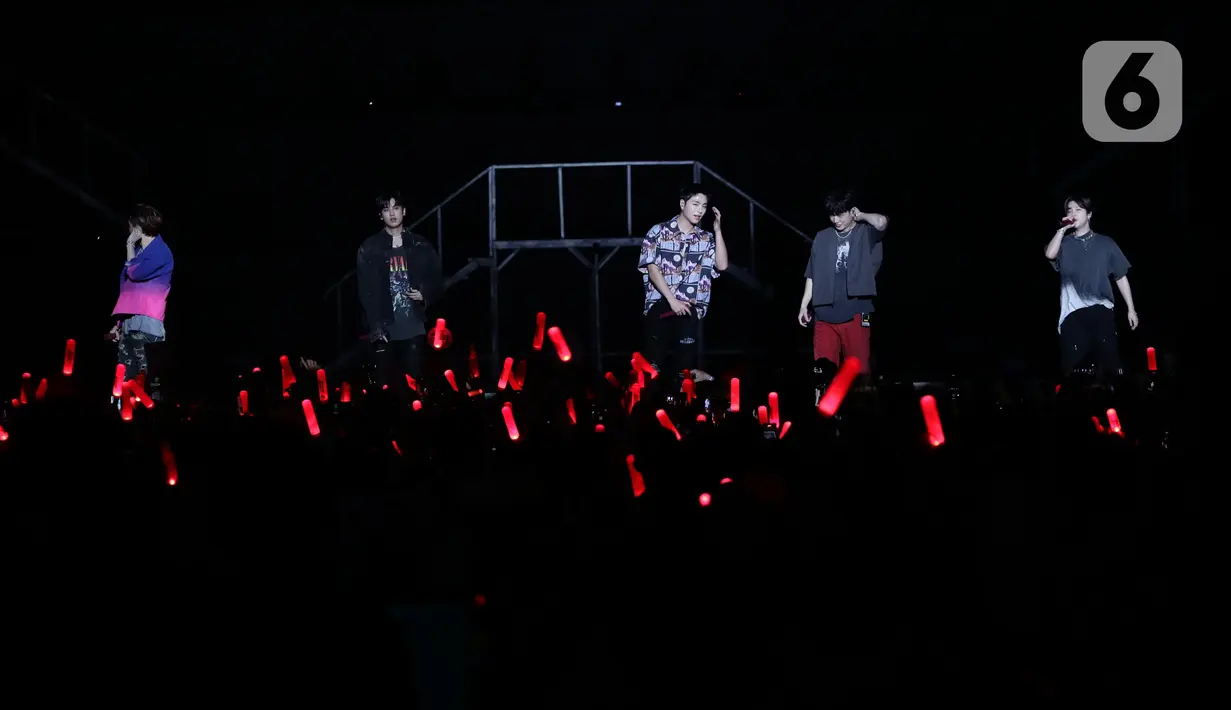 Kelompok penyanyi pria asal Korea Selatan, iKON saat tampil di panggung JISPHORIA yang digelar di Jakarta International Stadium (JIS), Sabtu (1/10/2022). Sebelum tampil personil iKON diantaranya Bobby, Jinhwan, Yunhyeong, Donghyuk, Junhoe dan Chanwoo mengaku sempat grogi untuk bertemu para penggemarnya di Indonesia. (Liputan6.com/Helmi Fithriansyah)