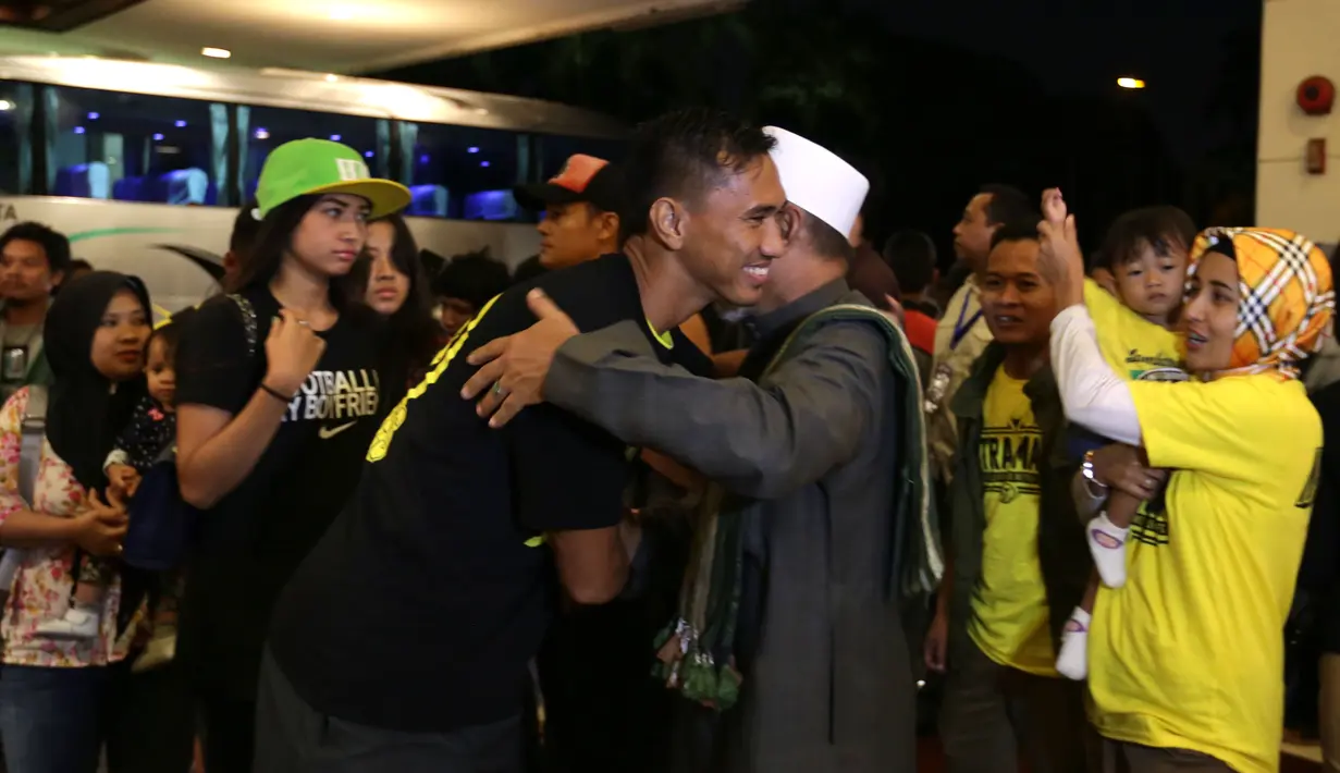 Pemain Mitra Kukar, Zulkifli Syukur, disambut suporter Mitra Kukar saat tiba di Hotel Sultan, Jakarta, seusai menjuarai Piala Jenderal Sudirman, Minggu (24/1/2016). (Bola.com/Arief Bagus)