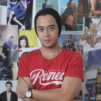 Dari dulu, Kriss Hatta selalu berpenampilan sederhana. Cukup dengan kaos dan celana jeans, dirinya sudah tampak keren.