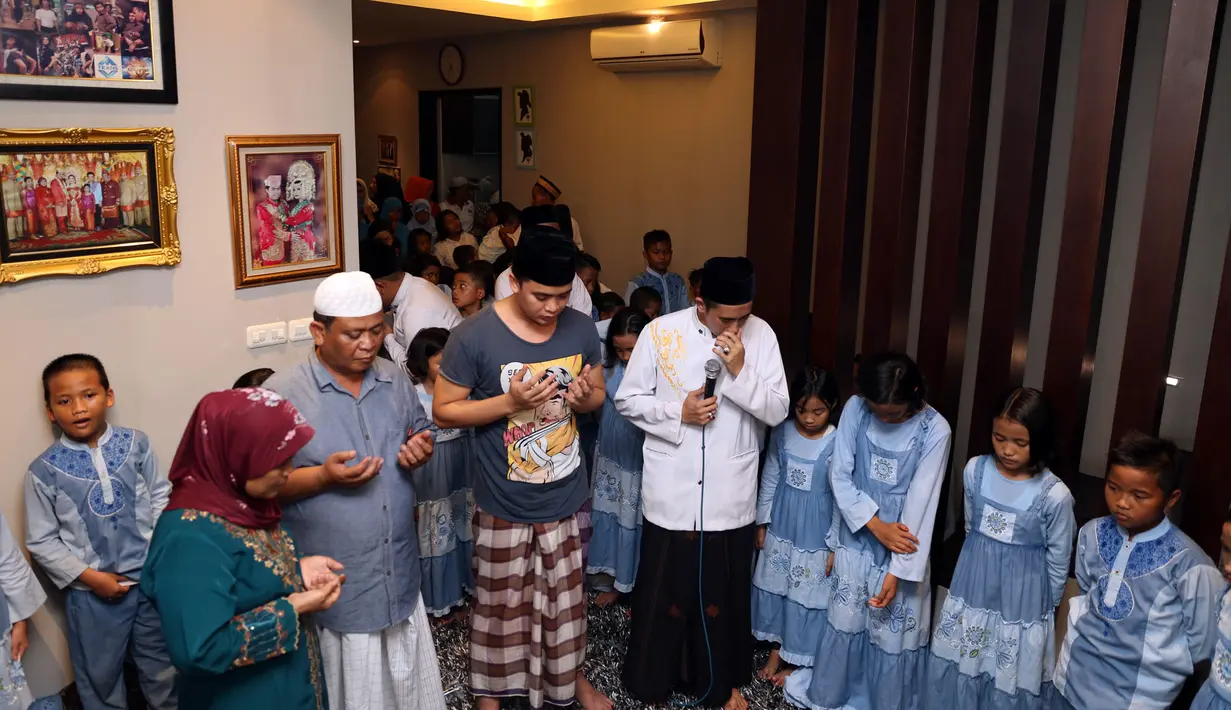 Para anak yatim ikut mendoakan mendiang Olga Syahputra (Foto: Muhammad Akrom Sukarya)