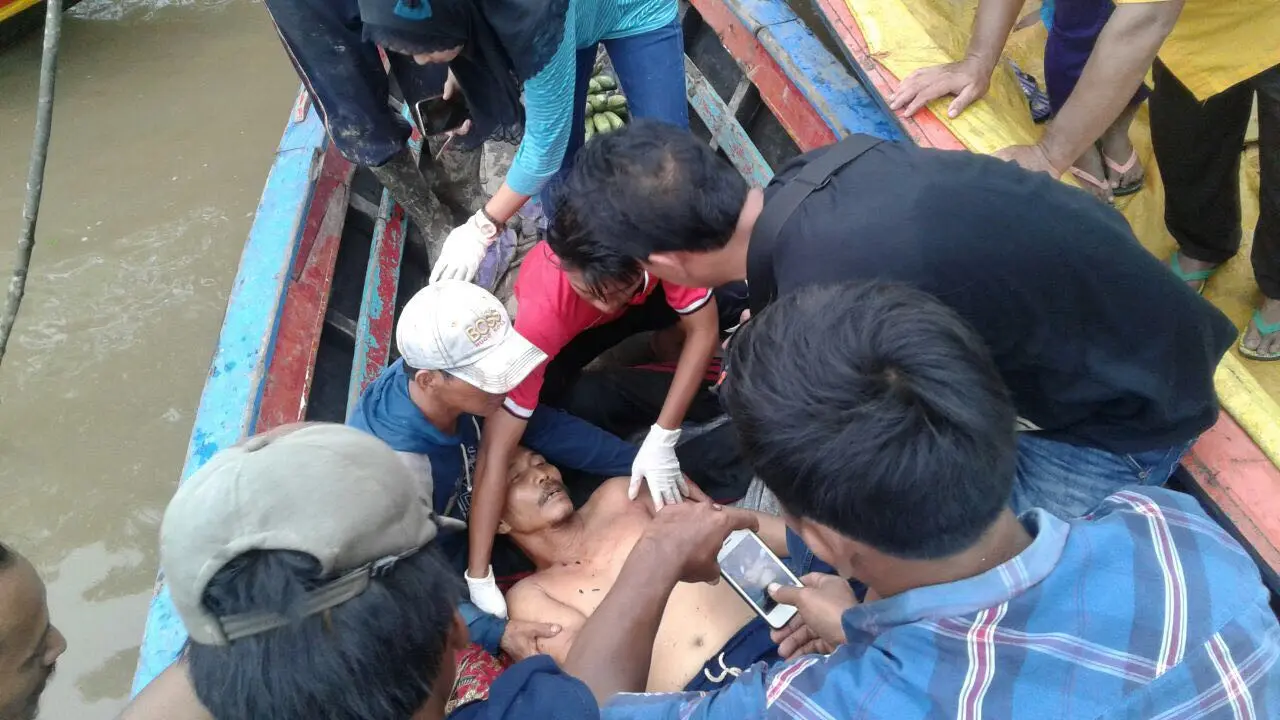 Petugas Polsek Makarti Jaya dan Polresta Banyuasin mengangkat tubuh korban penembakan pembunuh bayaran (Liputan6.com/Palembang)